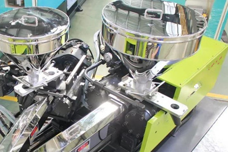 如何選擇混雙色注塑機(jī)？看完后漲知識！